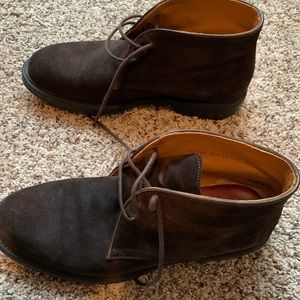 Men’s size 9.5 Magnanni suede lace up boot
